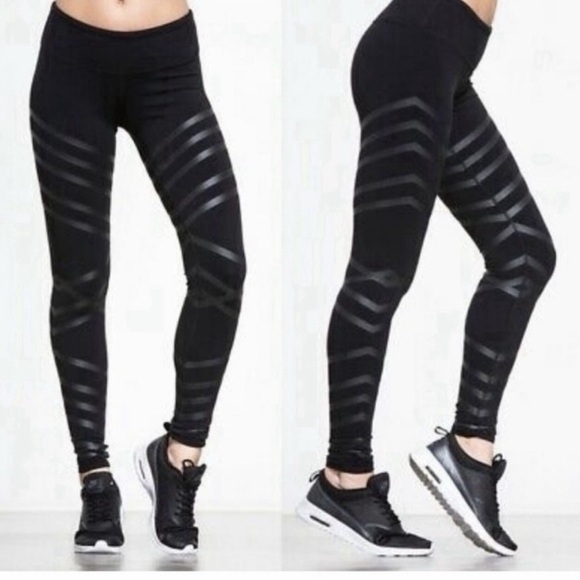 ALO Yoga Pants - Alo Yoga Black Airbrush Lineal Diagonal Stripe Leggings - Size Medium